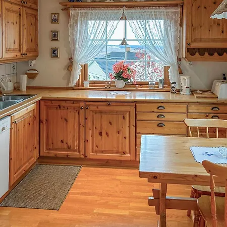 Lovely In Lena With Wifi Holiday home *